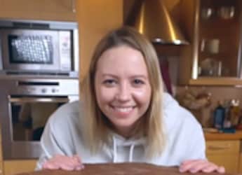 Viral Video: Woman Makes Giant Chocolate Bar; Leaves Internet Amazed Viral Video: Woman Makes Giant Chocolate Bar; Leaves Internet Amazed