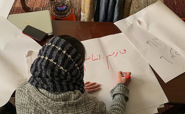 तालिबान हुकूमत से आजादी की मांग करती अफगान महिलाएं