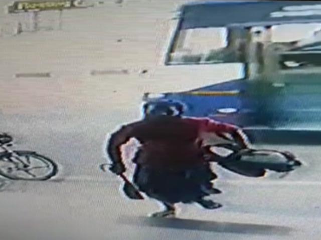 सीसीटीवी में कैद : केरल के होटल में रिसेप्शनिस्ट को कुल्हाड़ी से काट डाला