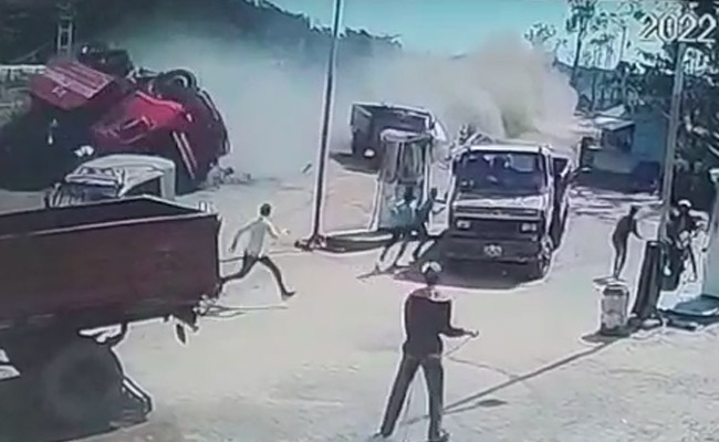 Video: Truck Crashes Into 5 Vehicles On Jharkhand Highway, 5 Killed On Spot