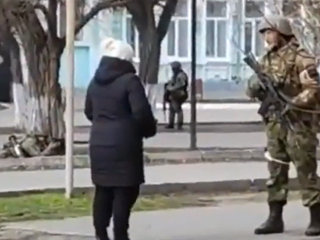 Ukraine: Woman Confronts Armed Russian Soldier