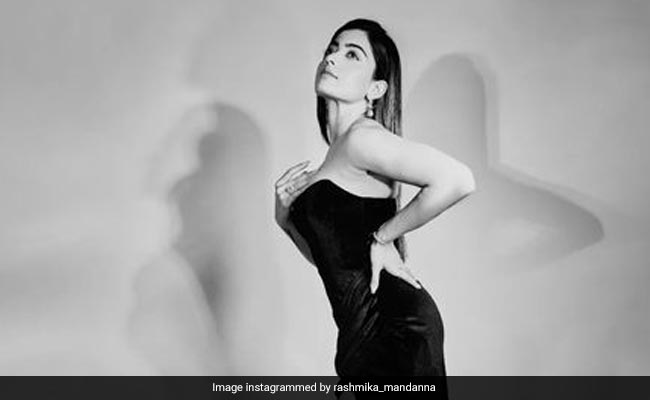फैशन और स्टाइल में नहीं है Rashmika Mandanna का कोई जवाब, ब्लैक स्ट्रैपलेस गाउन हो या साड़ी हर लुक है कमाल