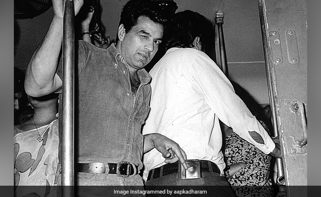 Dharmendra ने ट्रेन में पॉकेट मारते हुए शेयर की अपनी पुरानी फोटो, बोले- ऐसा कभी मत करना क्योंकि...