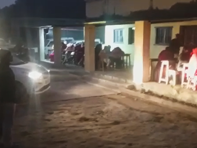 ...जब छात्रों को कार की हेडलाइट के सहारे देनी पड़ी परीक्षा