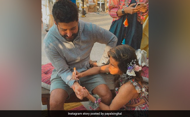 Shibani Dandekar Applying <i>Mehendi</i> To Farhan Akhtar Is Everything. See Viral Pic