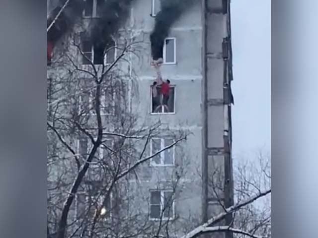 धू-धूकर जलती इमारत से निकाला गया लड़की को