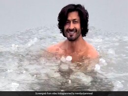 विद्युत जामवाल -8 डिग्री टेंपरेचर में बर्फ से जमी झील में आराम फरमाते आए नजर, वीडियो देख खड़े हो जाएंगे आपके रोंगटे विद्युत जामवाल -8 डिग्री टेंपरेचर में बर्फ से जमी झील में आराम फरमाते आए नजर, वीडियो देख खड़े हो जाएंगे आपके रोंगटे
