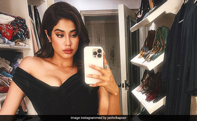 Alexa, Play "Ella Fitzgerald On Loop" While Janhvi Kapoor Is In A Stunning Black Dress