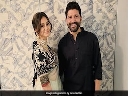 Farhan Akhtar Wedding: होने वाली दुल्हनिया ने रणवीर सिंह के गाने 'आंख मारे' पर जमकर किया डांस, देखें Video  Farhan Akhtar Wedding: होने वाली दुल्हनिया ने रणवीर सिंह के गाने 'आंख मारे' पर जमकर किया डांस, देखें Video