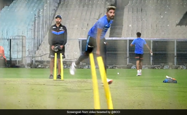 IND vs WI 1st T20: पिच पर जूते रखकर लगाया निशाना, Video में देखिए पहले मैच के लिए टीम इंडिया के गेंदबाजों की खास तैयारी