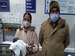 दिल्ली : खाली प्लॉट में ठंड में ठिठुरती मिली नवजात, पुलिस ने तुरंत अस्पताल पहुंचाकर बचाई जान दिल्ली : खाली प्लॉट में ठंड में ठिठुरती मिली नवजात, पुलिस ने तुरंत अस्पताल पहुंचाकर बचाई जान