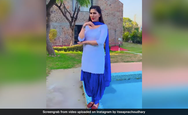 सपना चौधरी ने पूल किनारे सूट पहन Bindani गाने पर किया डांस, फैन्स बोले- जाटनी मोज कर दी...देखें Video 