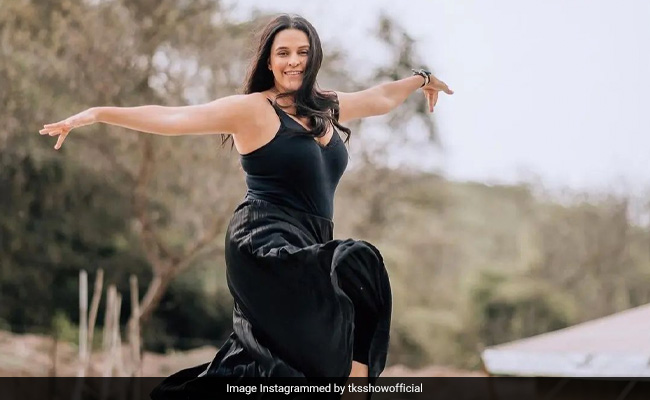 नेहा धूपिया ने हवा में उछलकर दिया अजीबोगरीब पोज, फैन्स Photo देख बोले- पापा की परी फाइनली उड़ गई 