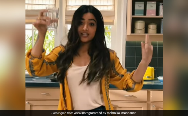 फैंस ने रश्मिका मंदाना से पूछा उनके हमेशा खुश रहने का राज तो एक्ट्रेस ने वीडियो शेयर कर यूं दिया शानदार जवाब  फैंस ने रश्मिका मंदाना से पूछा उनके हमेशा खुश रहने का राज तो एक्ट्रेस ने वीडियो शेयर कर यूं दिया शानदार जवाब