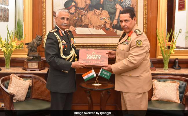Army Chief Holds Talks With Saudi Arabian Commander