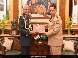 Army Chief Holds Talks With Saudi Arabian Commander Army Chief Holds Talks With Saudi Arabian Commander