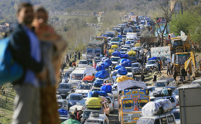 Traffic Resumes On Jammu-Srinagar Highway After Being Suspended For 30 Hours