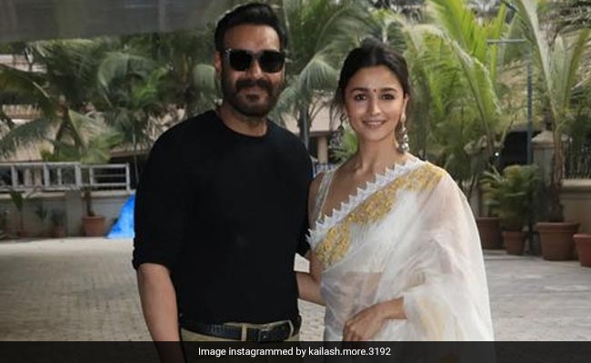 अजय देवगन की रॉल्स रॉयस कार देखती नजर आईं आलिया भट्ट, फैन्स बोले- रणबीर से वैलेंटाइन गिफ्ट मांगेंगी अजय देवगन की रॉल्स रॉयस कार देखती नजर आईं आलिया भट्ट, फैन्स बोले- रणबीर से वैलेंटाइन गिफ्ट मांगेंगी