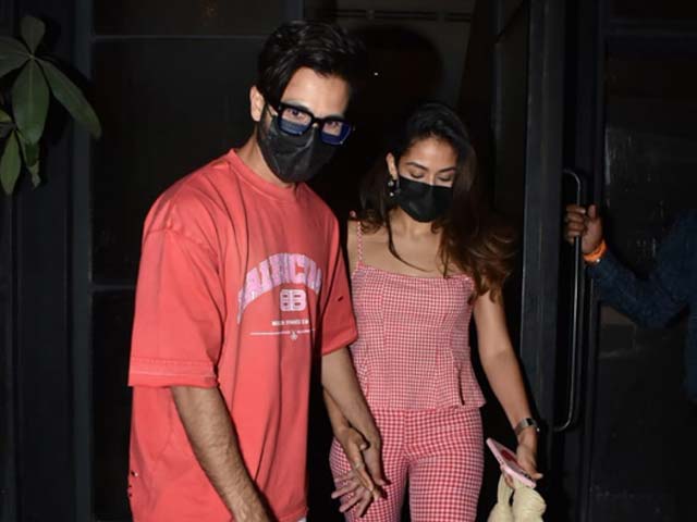 Shahid And Mira Walk Hand-In-Hand At Dinner Date