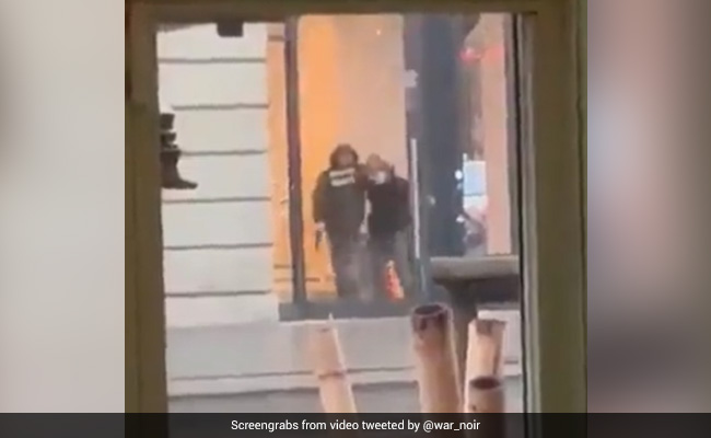 Some Hostages Freed From Amsterdam Apple Store After Standoff