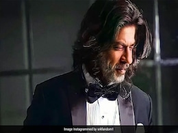शाहरुख खान के नए लुक ने इंटरनेट पर मचाया धमाल, तभी फोटोग्राफर ने खोल दी पोल... शाहरुख खान के नए लुक ने इंटरनेट पर मचाया धमाल, तभी फोटोग्राफर ने खोल दी पोल...