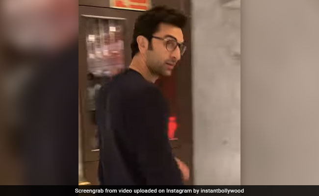 पैपराजी ने रणबीर कपूर से कहा- 'शादी में मिलते हैं', एक्टर के मजेदार जवाब ने जीता फैन्स का दिल...Video वायरल 