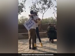 रिचा चड्ढा की दरियादिली के कायल हुए फैंस, सड़क पर खड़े होकर लोगों को किया हग  रिचा चड्ढा की दरियादिली के कायल हुए फैंस, सड़क पर खड़े होकर लोगों को किया हग