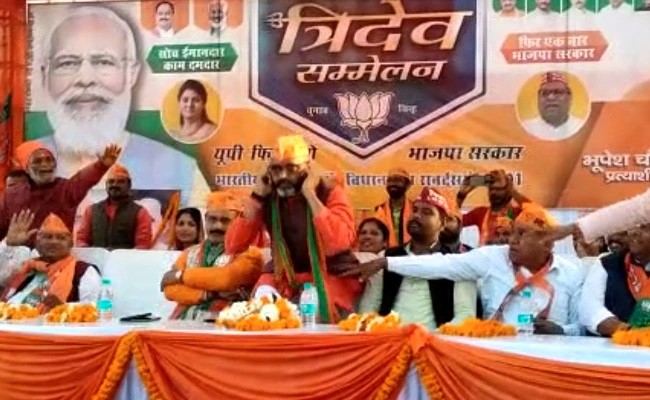 कुर्सी पर खड़े होकर भाजपा विधायक ने कान पकड़कर लगाई उठक-बैठक, जनता से मांगी माफी