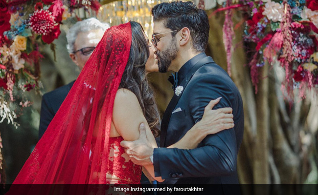 Farhan Akhtar And Shibani Dandekar Seal Their Wedding Album With A Kiss
