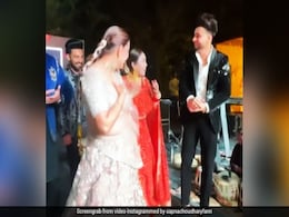 सपना चौधरी ने अफसाना खान के पति के साथ किया 'तेरी आंख्या का यो काजल' पर ऐसा डांस की शरमा गए साज, देखें फिर क्या हुआ सपना चौधरी ने अफसाना खान के पति के साथ किया 'तेरी आंख्या का यो काजल' पर ऐसा डांस की शरमा गए साज, देखें फिर क्या हुआ