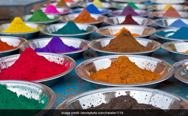 होली के दिन, इस तरह घर पर बनाएं Herbal Gulal और त्वचा को भी रखें खुश