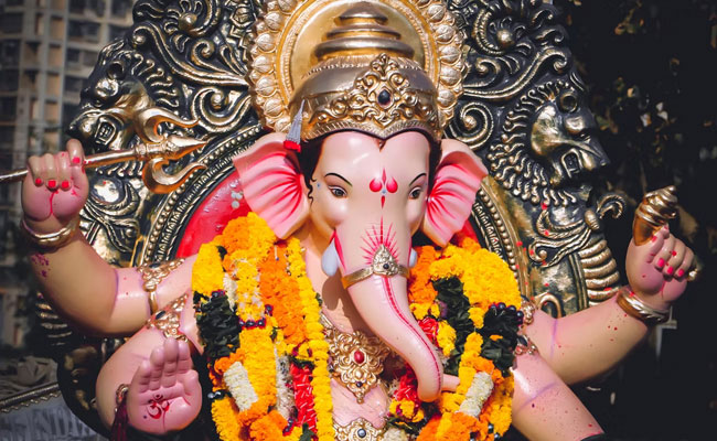Shri Ganesh Chalisa: मनोकामना पूर्ति के लिए बुधवार को इस तरह से की जाती है गौरी गणेश की आराधना
