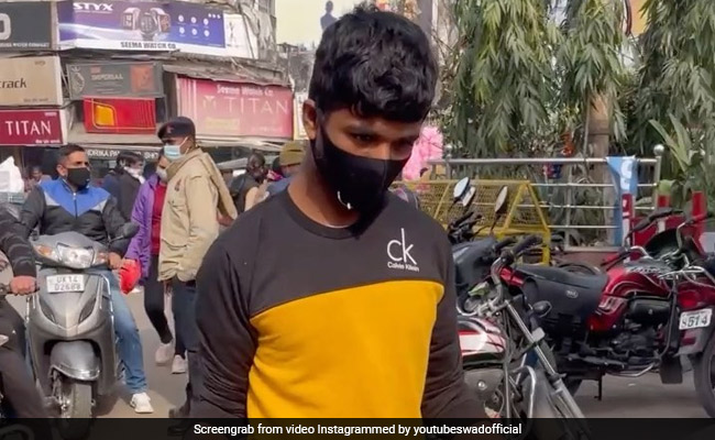 जलते स्टोव पर खौलते तेल से भरी कड़ाही रखकर, ये लड़का हाथ में लेकर घूमता है समोसे की चलती-फिरती दुकान - देखें Video