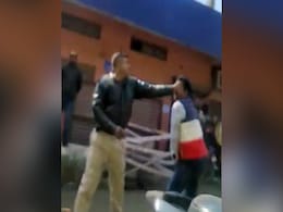 पत्रकार ने पूछा हेलमेट क्यों नहीं पहनी, तो भड़क गया पुलिसवाला, करने लगा गाली-गलौज और मारपीट पत्रकार ने पूछा हेलमेट क्यों नहीं पहनी, तो भड़क गया पुलिसवाला, करने लगा गाली-गलौज और मारपीट