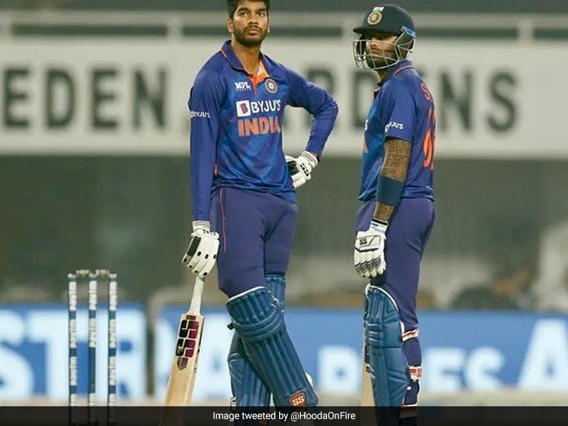 IND vs SL T20 Series: टीम इंडिया को लगा दोहरा झटका, चाहर के बाद यह स्टार क्रिकेटर भी हुआ बाहर