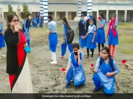 स्टूडेंट्स ने टीचर को फिल्मी अंदाज में दी विदाई, वायरल वीडियो देख हर कोई हो गया भावुक स्टूडेंट्स ने टीचर को फिल्मी अंदाज में दी विदाई, वायरल वीडियो देख हर कोई हो गया भावुक