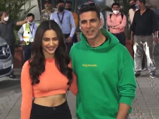 Sky Full Of Stars: Akshay And Rakul's Airport Diaries