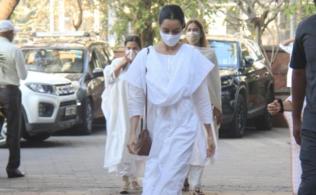 Bappi Lahiri's Family Hold Prayer Meet; Shraddha Kapoor Attends