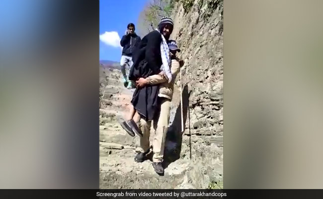 Positive News: मतदान के लिए उत्तराखंड पुलिस ने बुजर्ग को गोद में उठाकर बूथ पहुंचाया