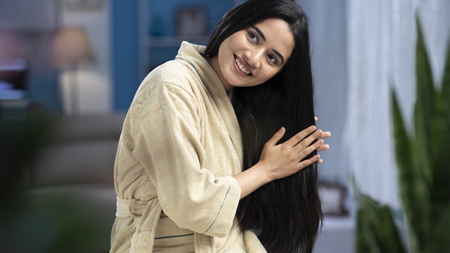 Applying hair serum on dried hair can help reduce frizziness