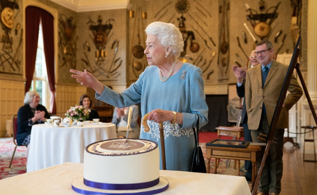 UK's Queen Elizabeth Attends Party On Jubilee Eve. See Pics