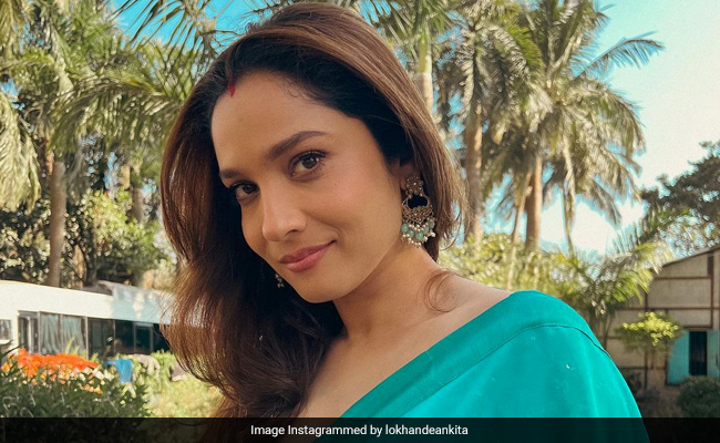 Ankita Lokhande ने नीली साड़ी में श्रीदेवी की तरह दिया पोज तो फैन्स बोले- बिंदी मिसिंग है
