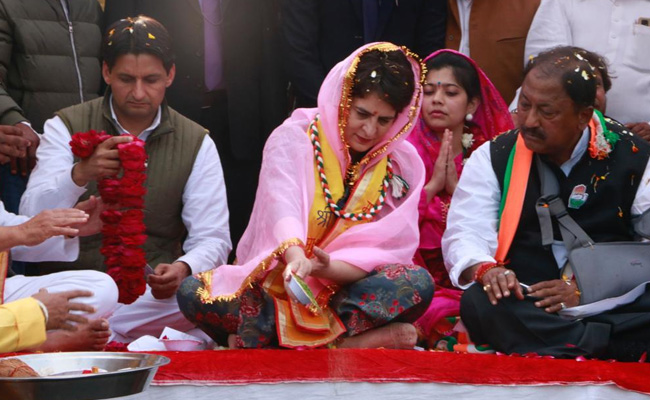 मथुरा पहुंचीं प्रियंका गांधी, जनसंपर्क अ​भियान में मिला अपार जन समर्थन