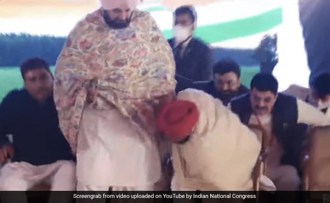 पंजाब : चरणजीत सिंह चन्नी ने छुए नवजोत सिद्धू के पैर, मंच से दिया संदेश