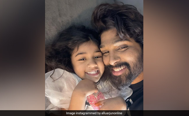 अल्लू अर्जुन की 5 साल की बेटी अल्लू अरहा ने 'कच्चा बादाम' पर किया जमकर डांस, देखते रह जाएंगे ये क्यूट अंदाज अल्लू अर्जुन की 5 साल की बेटी अल्लू अरहा ने 'कच्चा बादाम' पर किया जमकर डांस, देखते रह जाएंगे ये क्यूट अंदाज