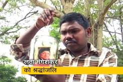 ओडिशा के कलाकार ने  बोतल के अंदर बनाई लता मंगेशकर की तस्वीर ओडिशा के कलाकार ने  बोतल के अंदर बनाई लता मंगेशकर की तस्वीर