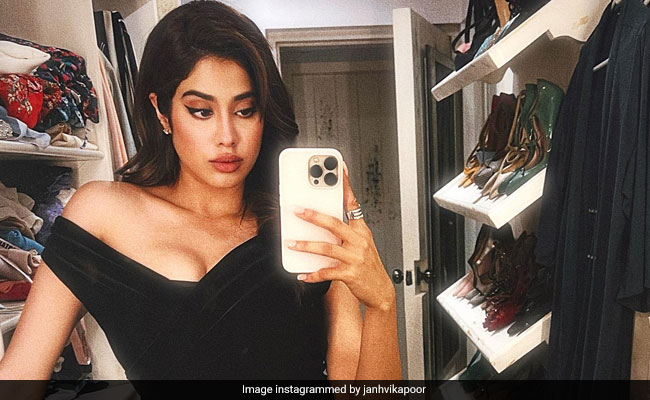 Janhvi Kapoor की स्टाइलिश लुक में मिरर सेल्फी वायरल, वार्डरोब और फुटवियर कलेक्शन को देख हैरान हुए लोग
