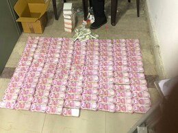 Noida: पूर्व IPS के घर पर आयकर का छापा, बेसमेंट में मिले 2000 और 500 के सैकड़ों नोट.. Noida: पूर्व IPS के घर पर आयकर का छापा, बेसमेंट में मिले 2000 और 500 के सैकड़ों नोट..