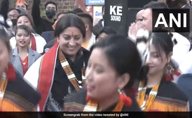 केन्‍द्रीय मंत्री स्‍मृति ईरानी ने मणिपुर में कलाकारों के साथ जमकर किया डांस, सोशल मीडिया पर Video वायरल
