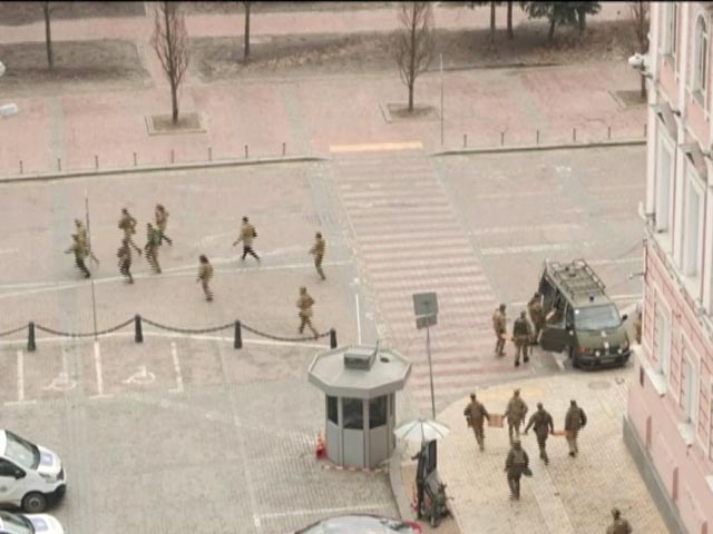 Russian Troops Close In On Ukraine Capital Kyiv, Other Top Stories